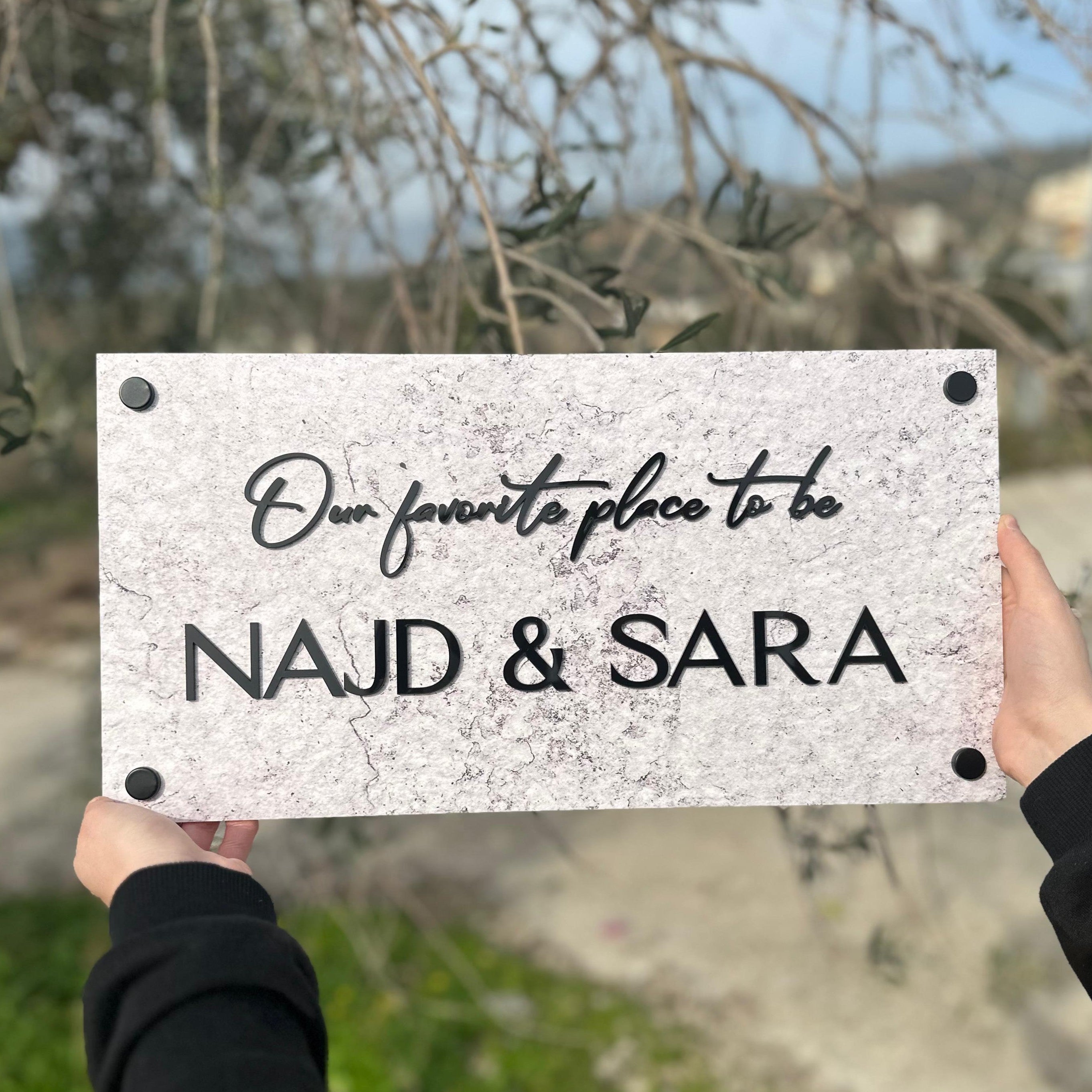Najd & Sara | لوحة الأكريلك (UV)