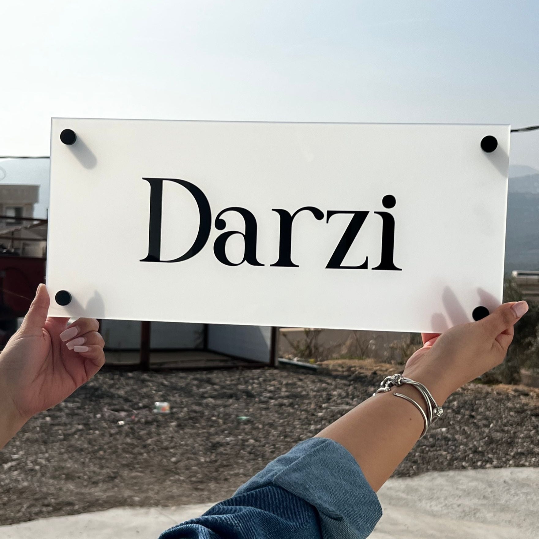 Darzi | בסיס אקרילי חלבי | שלט לבית