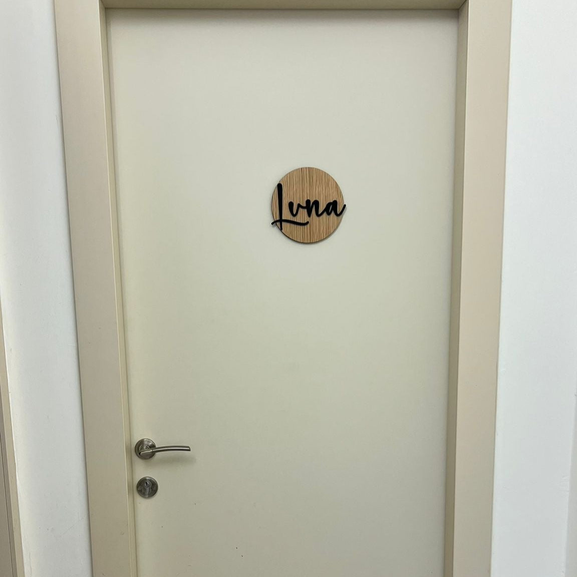 שלט עגול לדלת עץ | Luna | חדרי ילדים