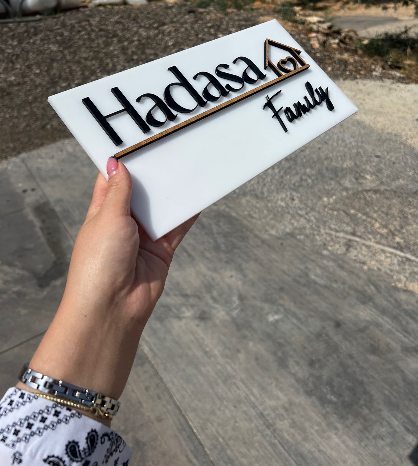 עץ | שילוט לדלת | שלט לדירה | Hadasa family | אקרילי לבן יוקרתי |  שחור  | מתנות