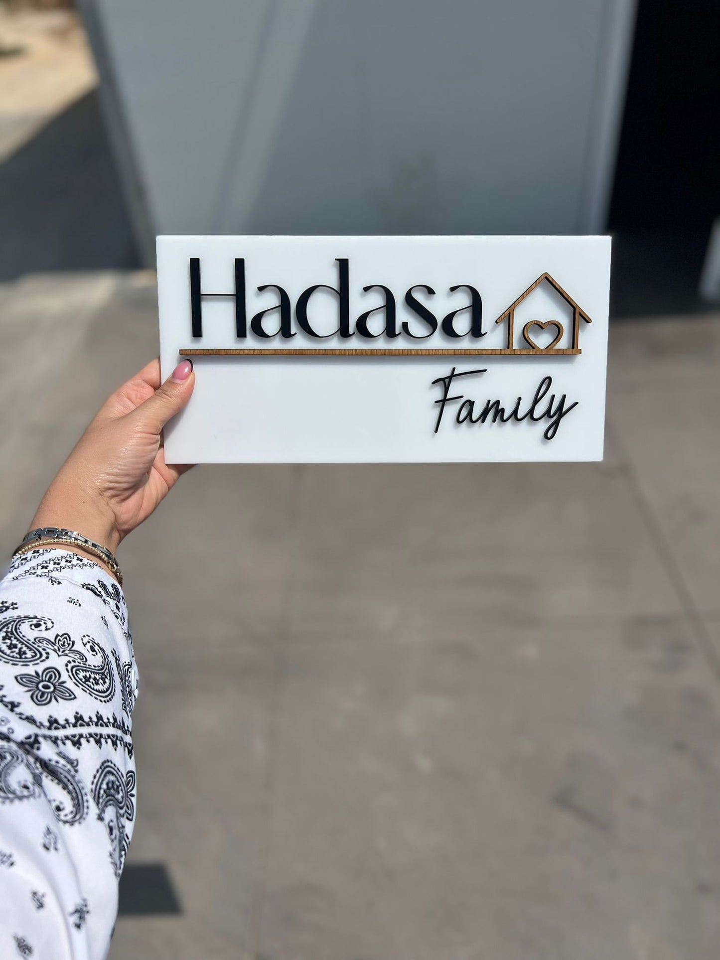 עץ | שילוט לדלת | שלט לדירה | Hadasa family | אקרילי לבן יוקרתי |  שחור  | מתנות