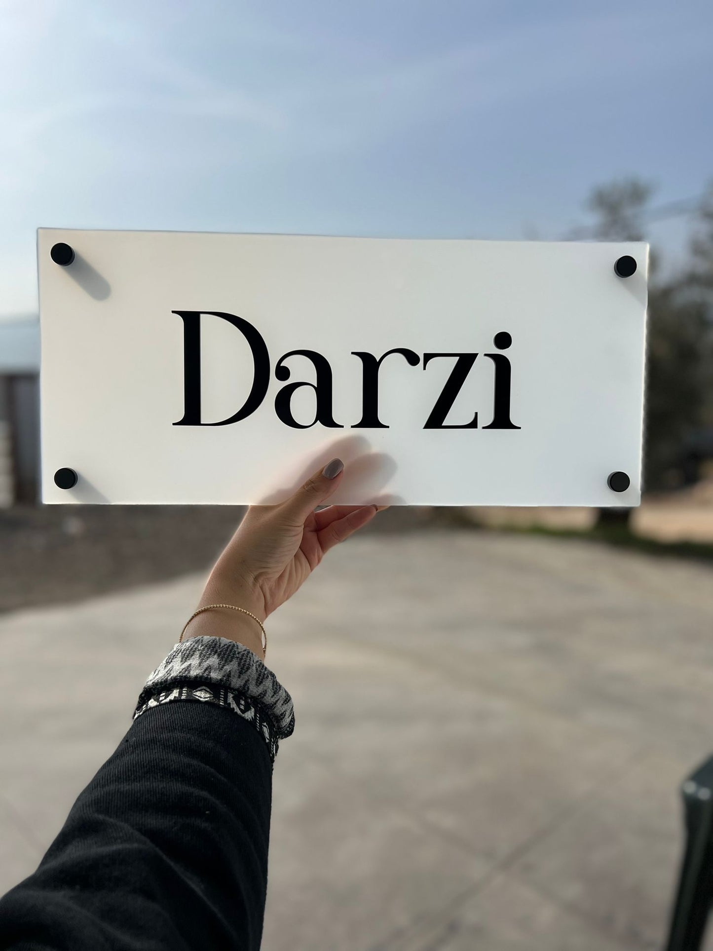 Darzi | שילוט יוקרה | בסיס אקרילי חלבי | שלט לבית